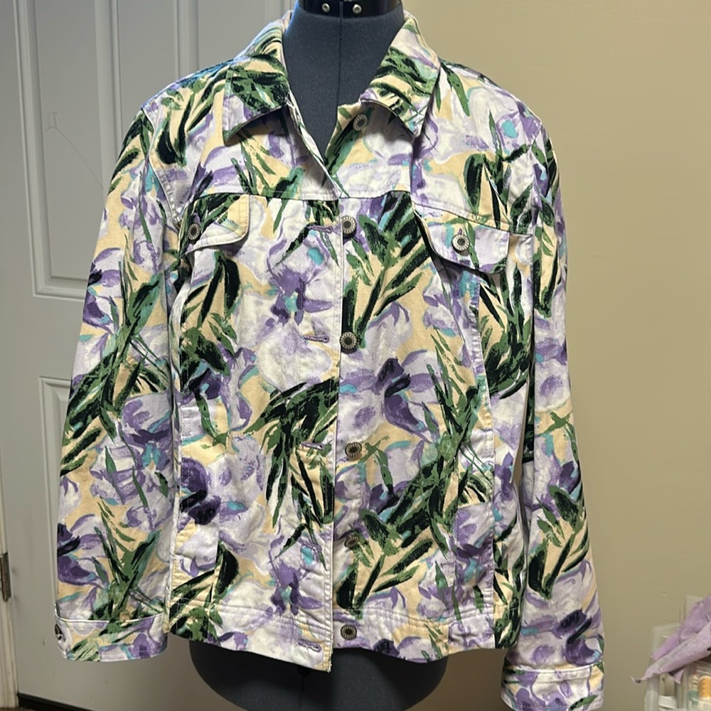JM Collection Used Floral Jean jacket in good condition.